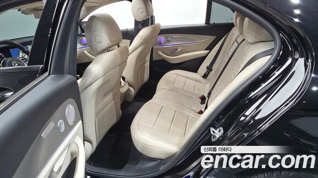 Mercedes-Benz E-Class 2019 — photo 11