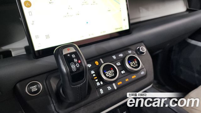 Land Rover Defender 2023 — photo 12