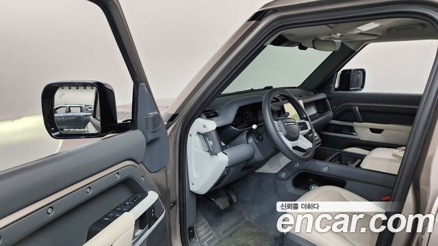 Land Rover Defender 2023 — photo 13