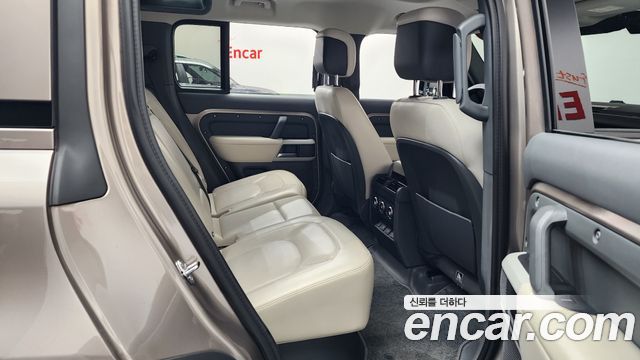 Land Rover Defender 2023 — photo 17