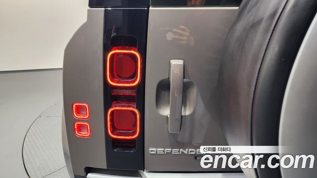 Land Rover Defender 2023 — photo 9