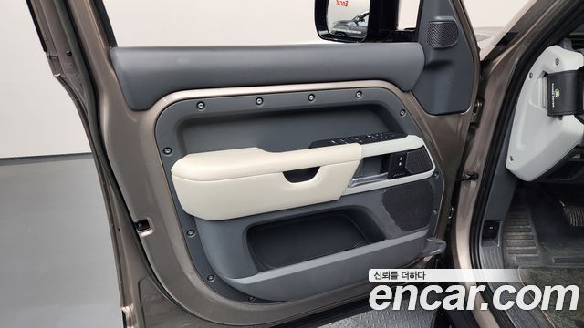 Land Rover Defender 2023 — photo 14
