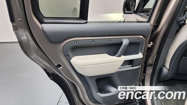 Land Rover Defender 2023 — photo 15
