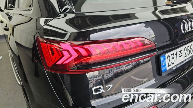 Audi Q7 2023 — photo 9