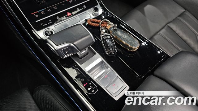 Audi A8 2021 — photo 12