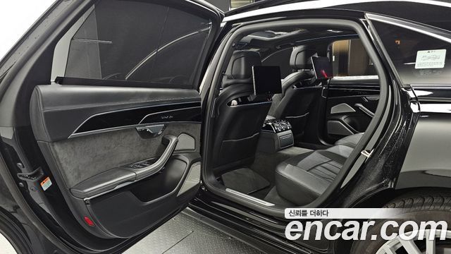 Audi A8 2021 — photo 18