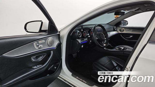 Mercedes-Benz E-Class 2017 — photo 10