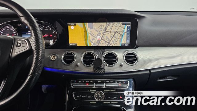 Mercedes-Benz E-Class 2017 — photo 12