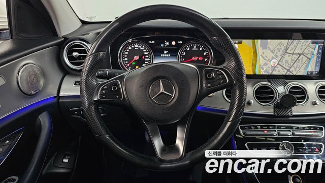 Mercedes-Benz E-Class 2017 — photo 14