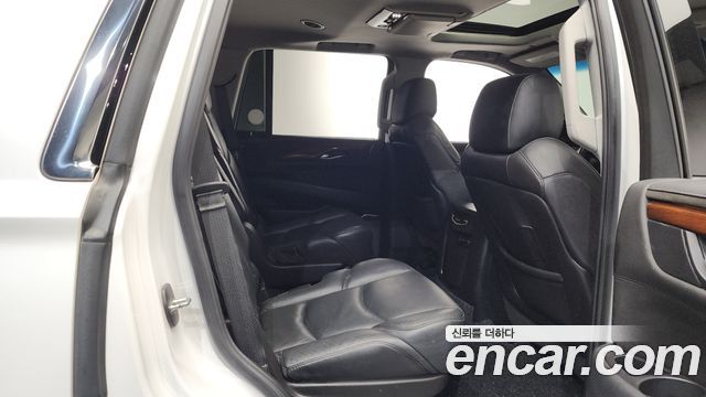 Cadillac Escalade 2018 — photo 17
