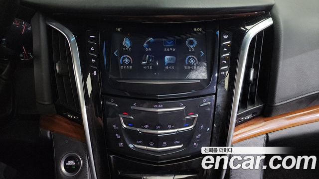 Cadillac Escalade 2018 — photo 32