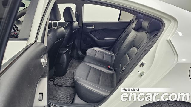 Kia K3 2016 — photo 17