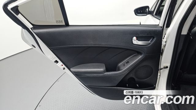 Kia K3 2016 — photo 15
