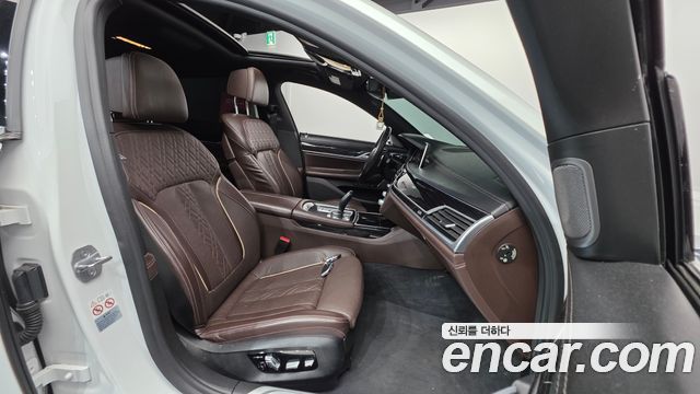 BMW 7-Series 2019 — photo 10