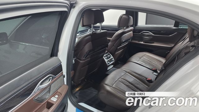 BMW 7-Series 2019 — photo 17