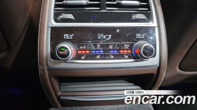 BMW 7-Series 2019 — photo 18
