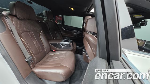 BMW 7-Series 2019 — photo 19
