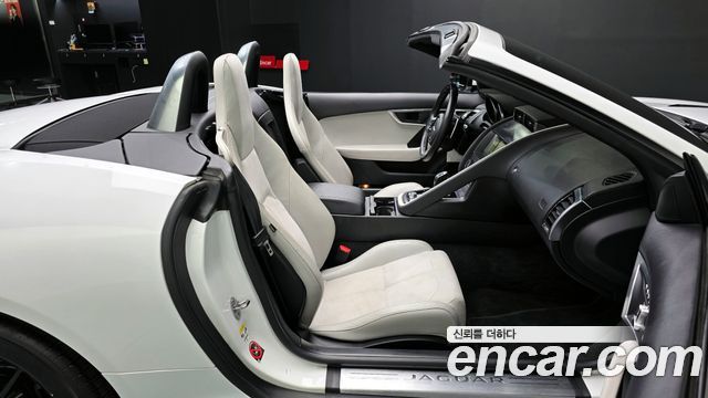 Jaguar F-TYPE 2019 — photo 16