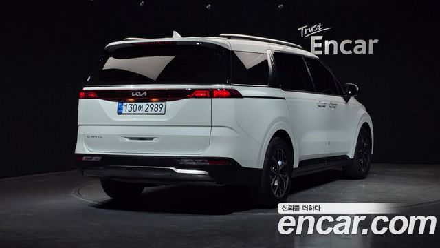 Kia Canival 2023 — photo 2