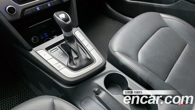 Hyundai AVANTE 2017 — photo 9