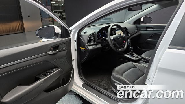 Hyundai AVANTE 2017 — photo 10