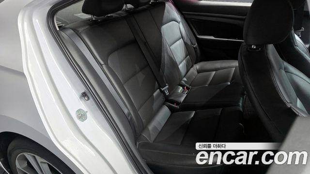 Hyundai AVANTE 2017 — photo 11