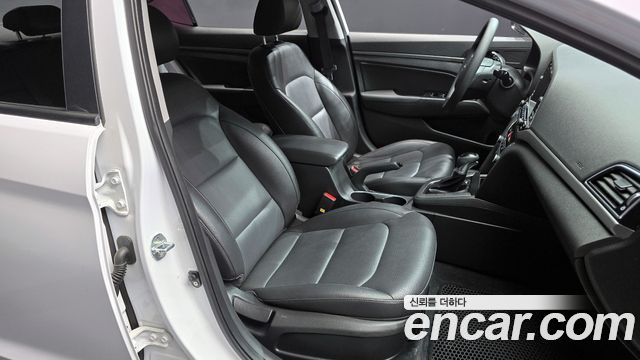 Hyundai AVANTE 2017 — photo 12