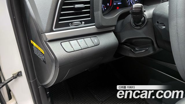Hyundai AVANTE 2017 — photo 19