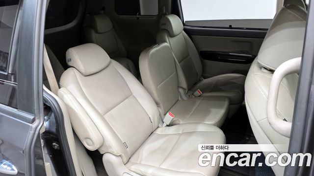 Kia Canival 2015 — photo 17