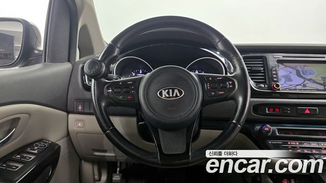 Kia Canival 2015 — photo 18