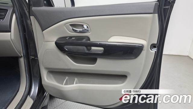 Kia Canival 2015 — photo 14