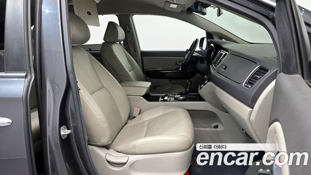 Kia Canival 2015 — photo 16
