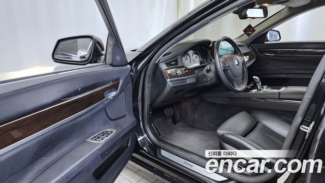 BMW 7-Series 2010 — photo 10