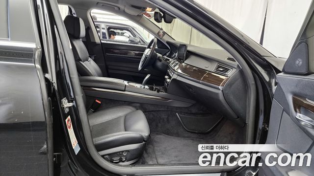 BMW 7-Series 2010 — photo 11