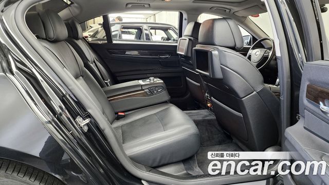 BMW 7-Series 2010 — photo 12