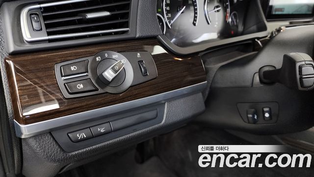 BMW 7-Series 2010 — photo 16