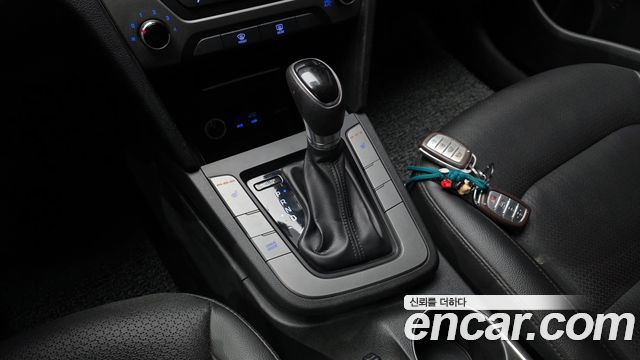 Hyundai AVANTE 2018 — photo 12