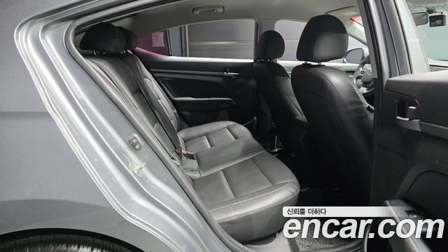 Hyundai AVANTE 2018 — photo 18