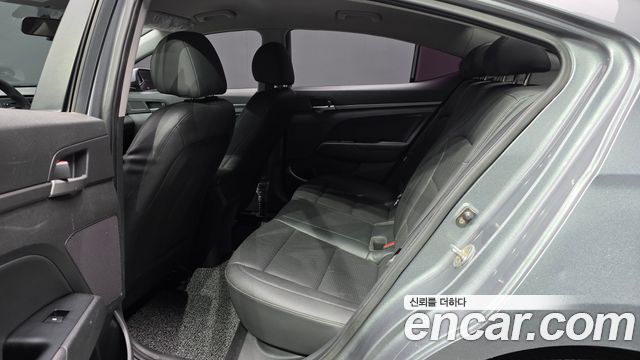 Hyundai AVANTE 2018 — photo 16