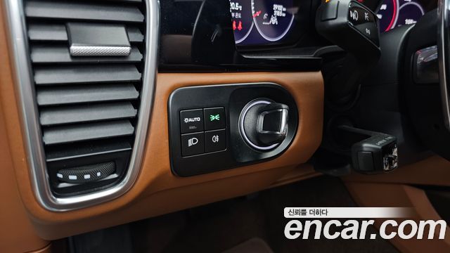 Porsche Cayenne 2023 — photo 29