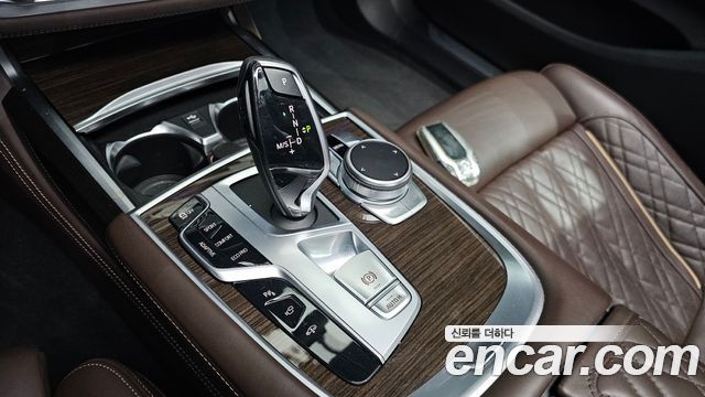 BMW 7-Series 2021 — photo 9