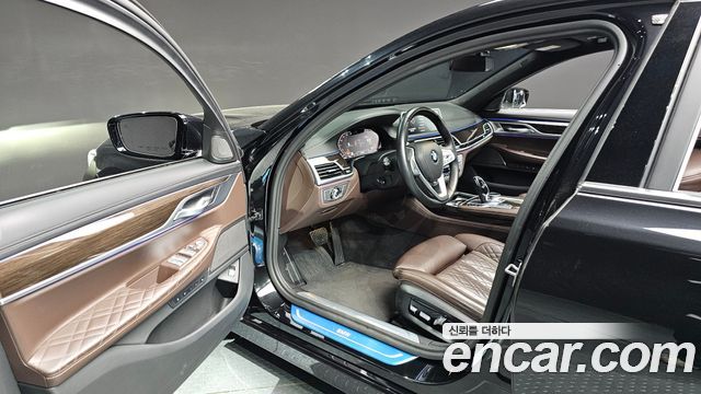 BMW 7-Series 2021 — photo 10