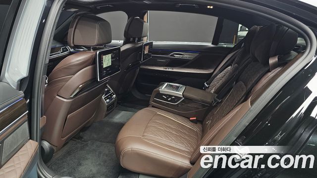 BMW 7-Series 2021 — photo 11