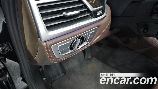 BMW 7-Series 2021 — photo 16