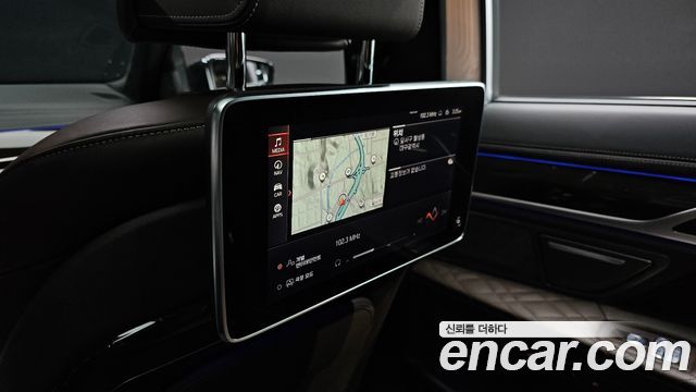 BMW 7-Series 2021 — photo 18