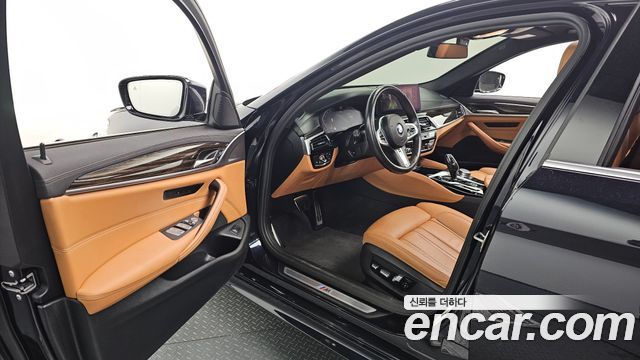 BMW 5-Series 2022 — photo 10