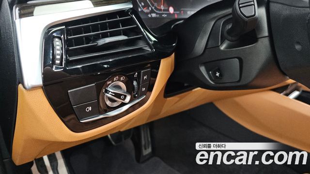 BMW 5-Series 2022 — photo 16