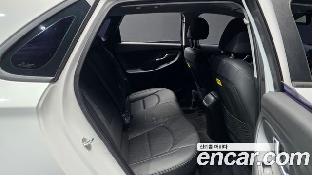 Hyundai i30 2018 — photo 12