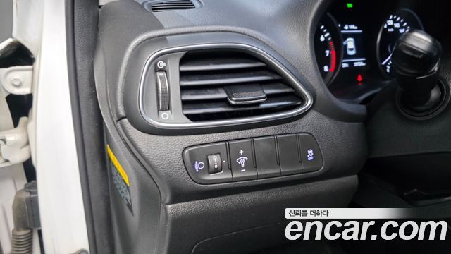 Hyundai i30 2018 — photo 17