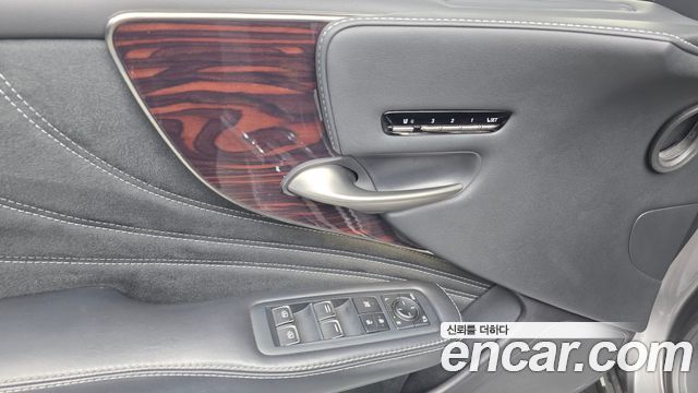 Lexus LS 2021 — photo 27